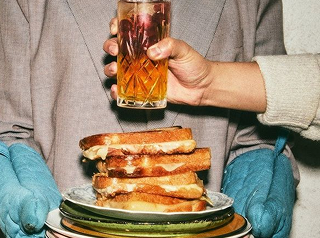 Sándwich y bebida
