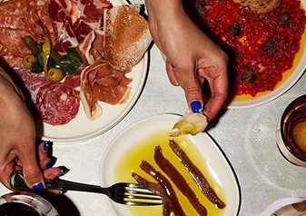 varios platos con comida